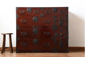 アンティーク家具　古民具・骨董　漆が美しい前面欅材の高級重ね箪笥