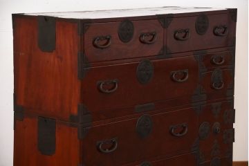 アンティーク家具　古民具・骨董　漆が美しい前面欅材の高級重ね箪笥