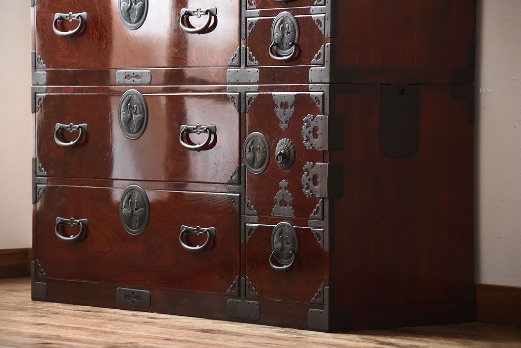 アンティーク家具　古民具・骨董　漆が美しい前面欅材の高級重ね箪笥