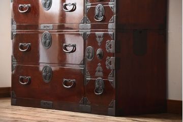 アンティーク家具　古民具・骨董　漆が美しい前面欅材の高級重ね箪笥