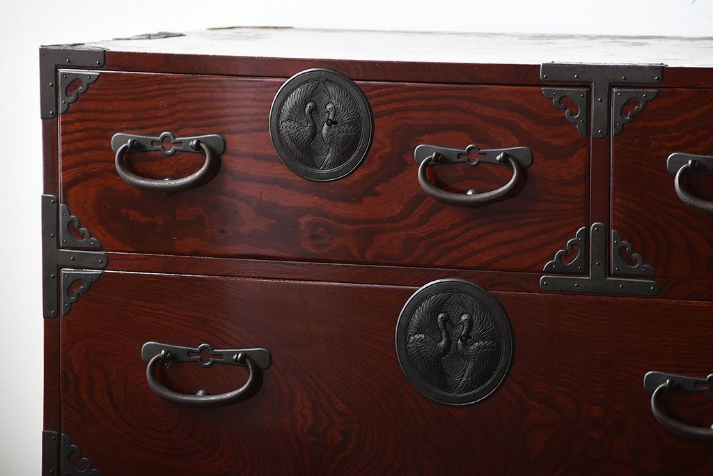 アンティーク家具　古民具・骨董　漆が美しい前面欅材の高級重ね箪笥