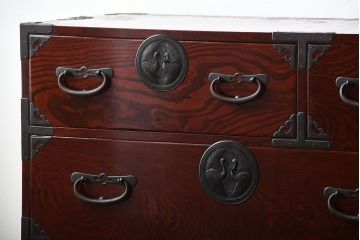 アンティーク家具　古民具・骨董　漆が美しい前面欅材の高級重ね箪笥