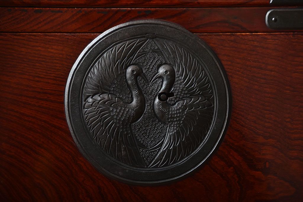 アンティーク家具　古民具・骨董　漆が美しい前面欅材の高級重ね箪笥