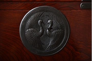 アンティーク家具　古民具・骨董　漆が美しい前面欅材の高級重ね箪笥