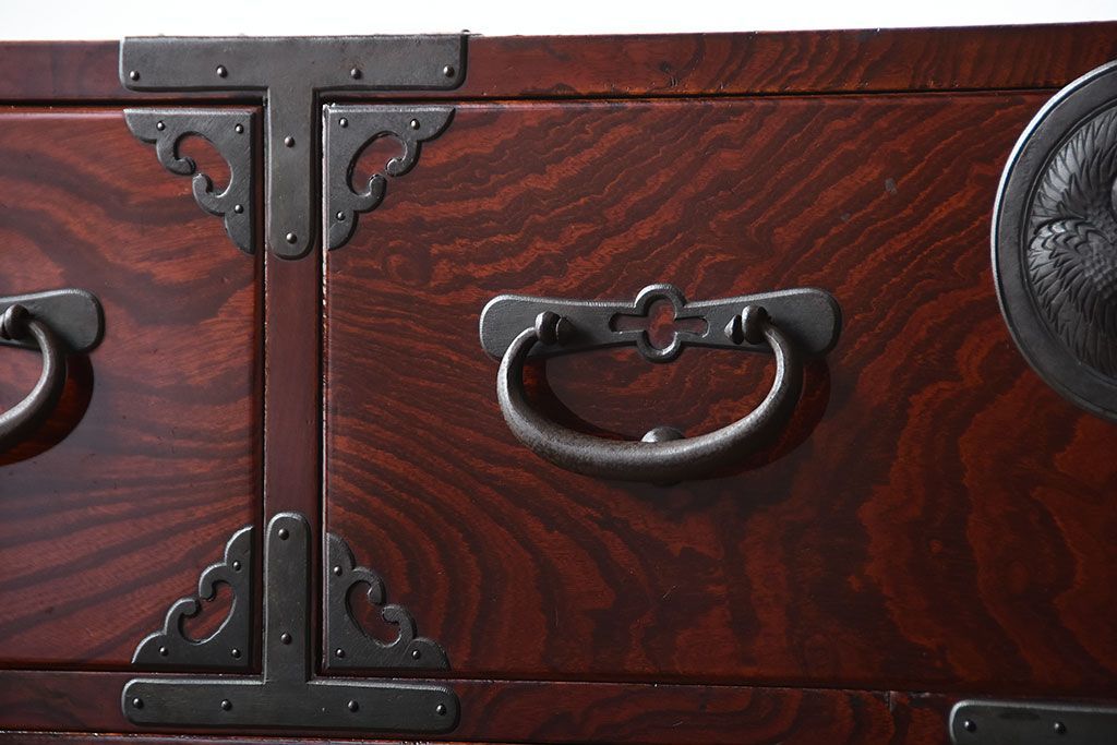 アンティーク家具　古民具・骨董　漆が美しい前面欅材の高級重ね箪笥