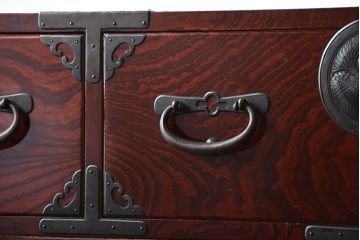 アンティーク家具　古民具・骨董　漆が美しい前面欅材の高級重ね箪笥