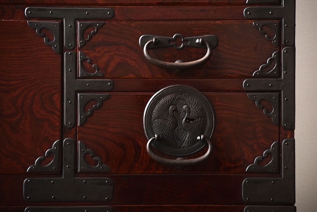 アンティーク家具　古民具・骨董　漆が美しい前面欅材の高級重ね箪笥