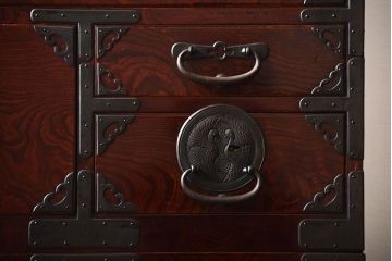 アンティーク家具　古民具・骨董　漆が美しい前面欅材の高級重ね箪笥