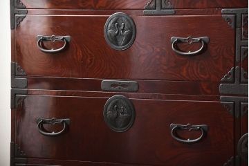 アンティーク家具　古民具・骨董　漆が美しい前面欅材の高級重ね箪笥