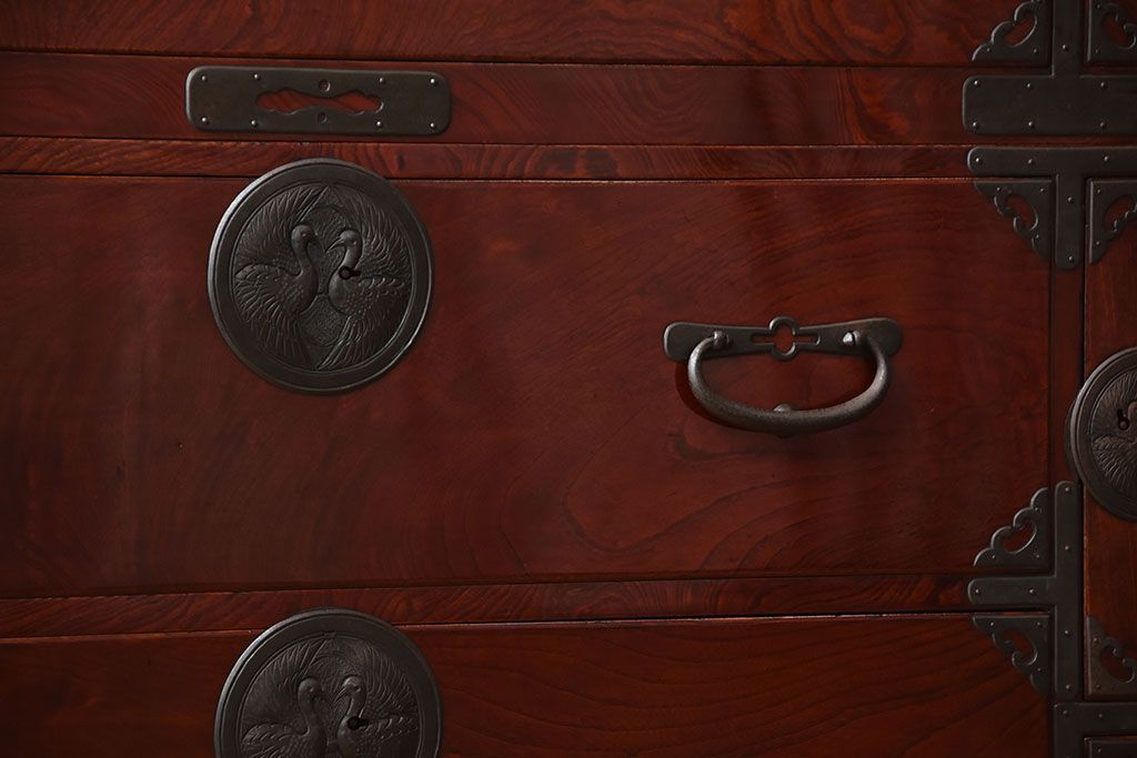 アンティーク家具　古民具・骨董　漆が美しい前面欅材の高級重ね箪笥