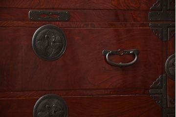 アンティーク家具　古民具・骨董　漆が美しい前面欅材の高級重ね箪笥