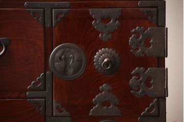 アンティーク家具　古民具・骨董　漆が美しい前面欅材の高級重ね箪笥