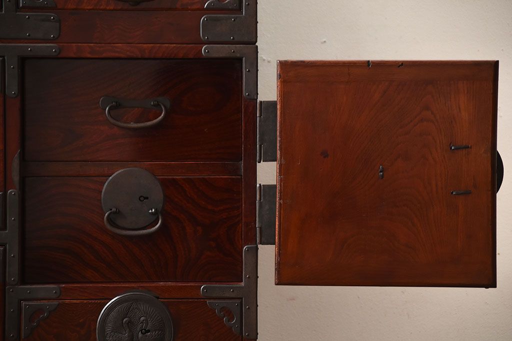 アンティーク家具　古民具・骨董　漆が美しい前面欅材の高級重ね箪笥