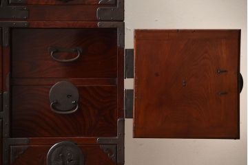 アンティーク家具　古民具・骨董　漆が美しい前面欅材の高級重ね箪笥