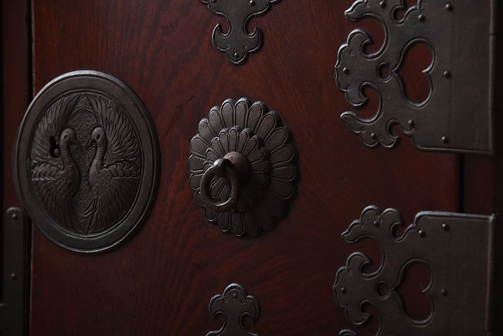 アンティーク家具　古民具・骨董　漆が美しい前面欅材の高級重ね箪笥