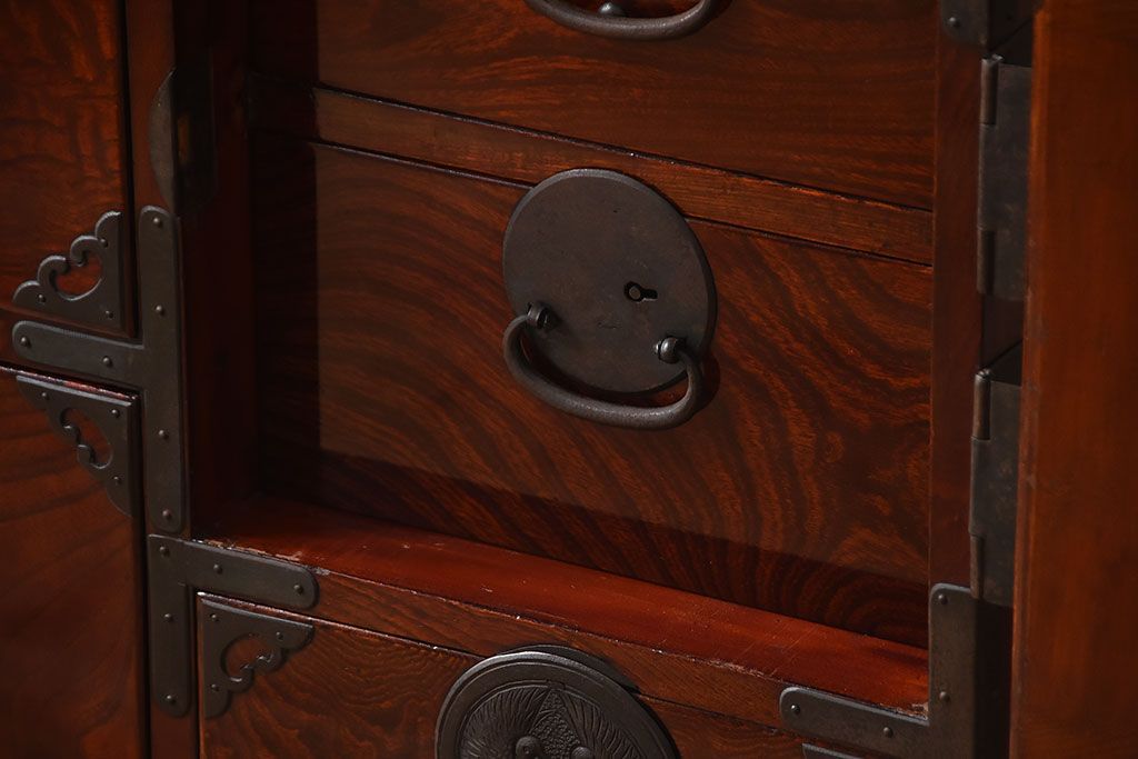 アンティーク家具　古民具・骨董　漆が美しい前面欅材の高級重ね箪笥