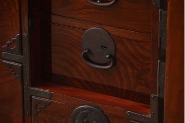 アンティーク家具　古民具・骨董　漆が美しい前面欅材の高級重ね箪笥