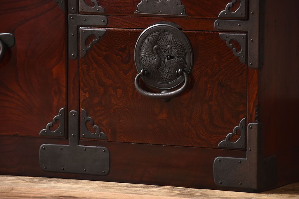 アンティーク家具　古民具・骨董　漆が美しい前面欅材の高級重ね箪笥