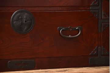 アンティーク家具　古民具・骨董　漆が美しい前面欅材の高級重ね箪笥