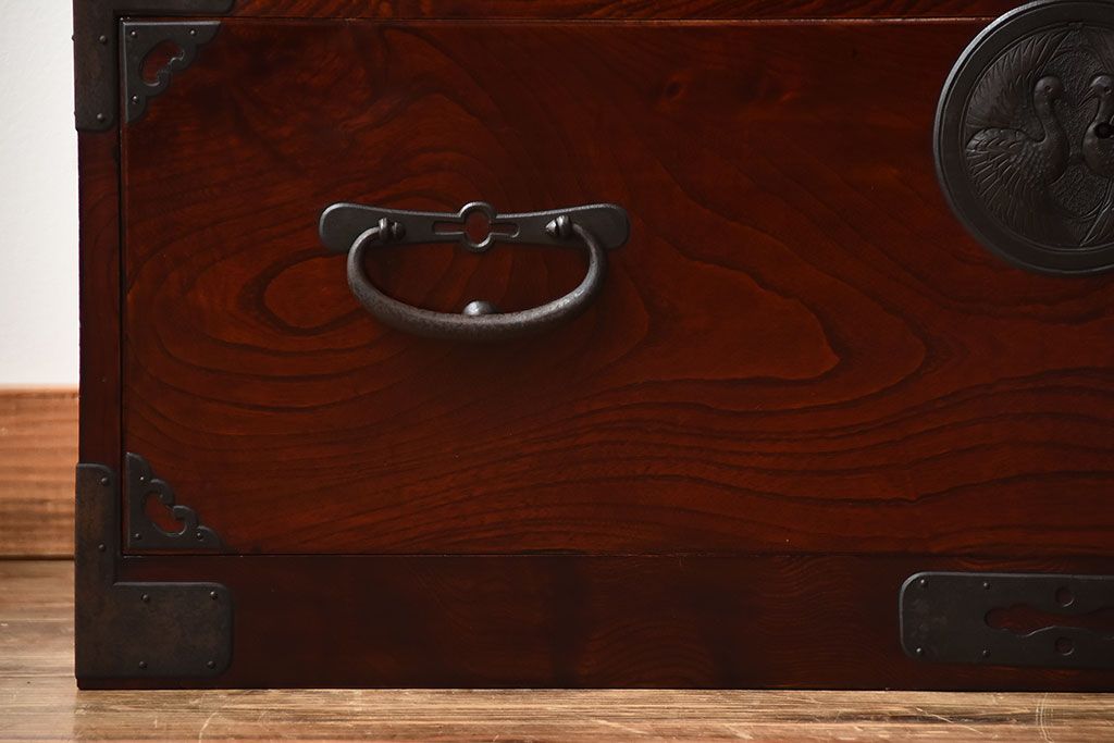 アンティーク家具　古民具・骨董　漆が美しい前面欅材の高級重ね箪笥