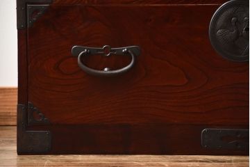 アンティーク家具　古民具・骨董　漆が美しい前面欅材の高級重ね箪笥