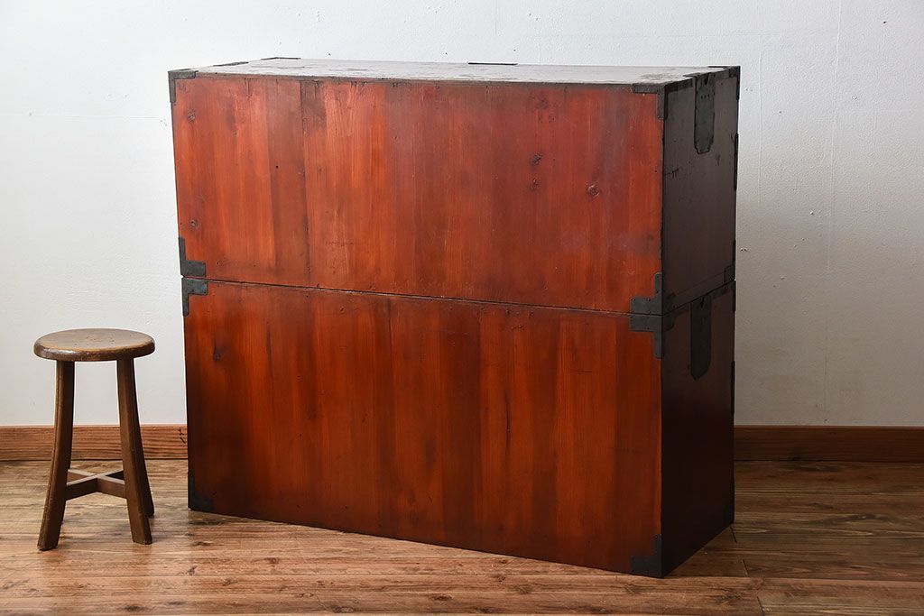 アンティーク家具　古民具・骨董　漆が美しい前面欅材の高級重ね箪笥