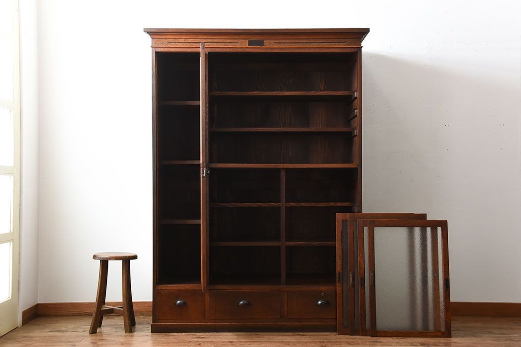 アンティーク家具　大正ロマン　ダイヤガラス入り!古い木製の大きな収納棚