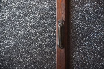 アンティーク家具　大正ロマン　ダイヤガラス入り!古い木製の大きな収納棚