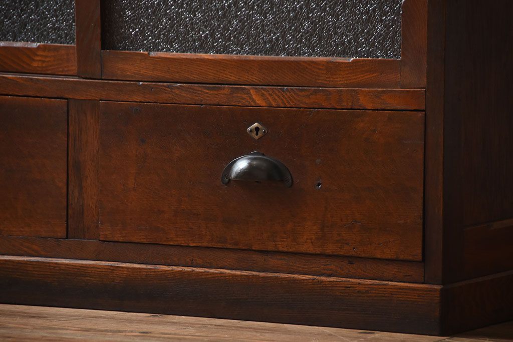 アンティーク家具　大正ロマン　ダイヤガラス入り!古い木製の大きな収納棚