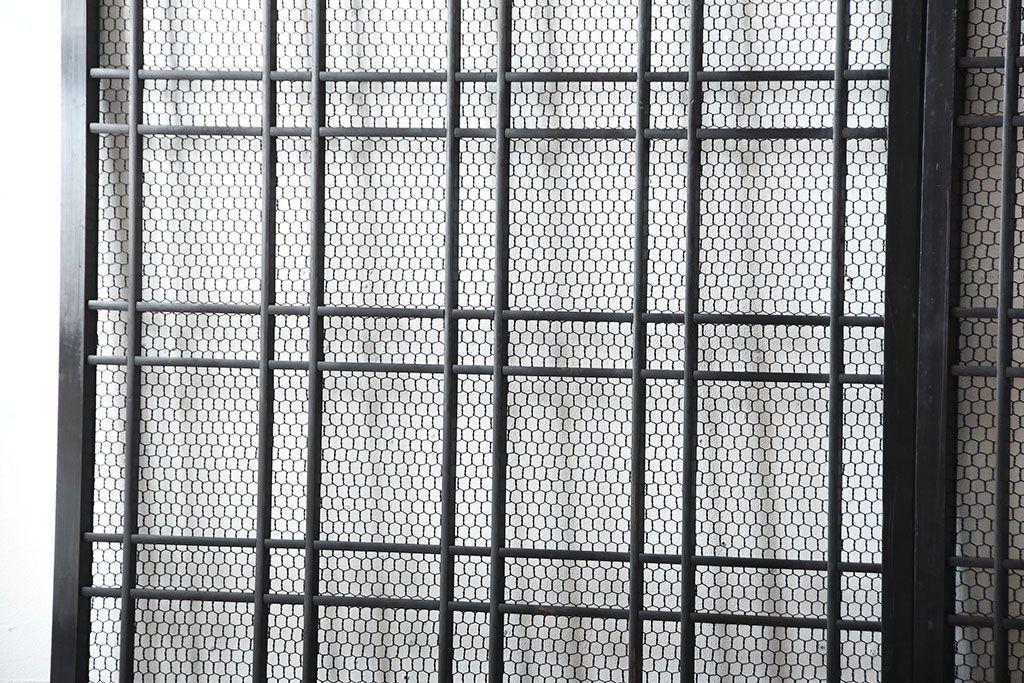 古民具・骨董　亀甲金網付き格子戸2枚セット