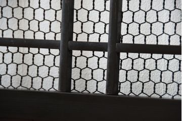 古民具・骨董　亀甲金網付き格子戸2枚セット