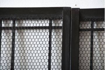 古民具・骨董　亀甲金網付き格子戸2枚セット