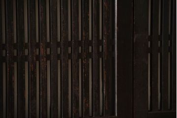 古民具・骨董　古い木が味わい深いアンティーク格子帯戸4枚セット