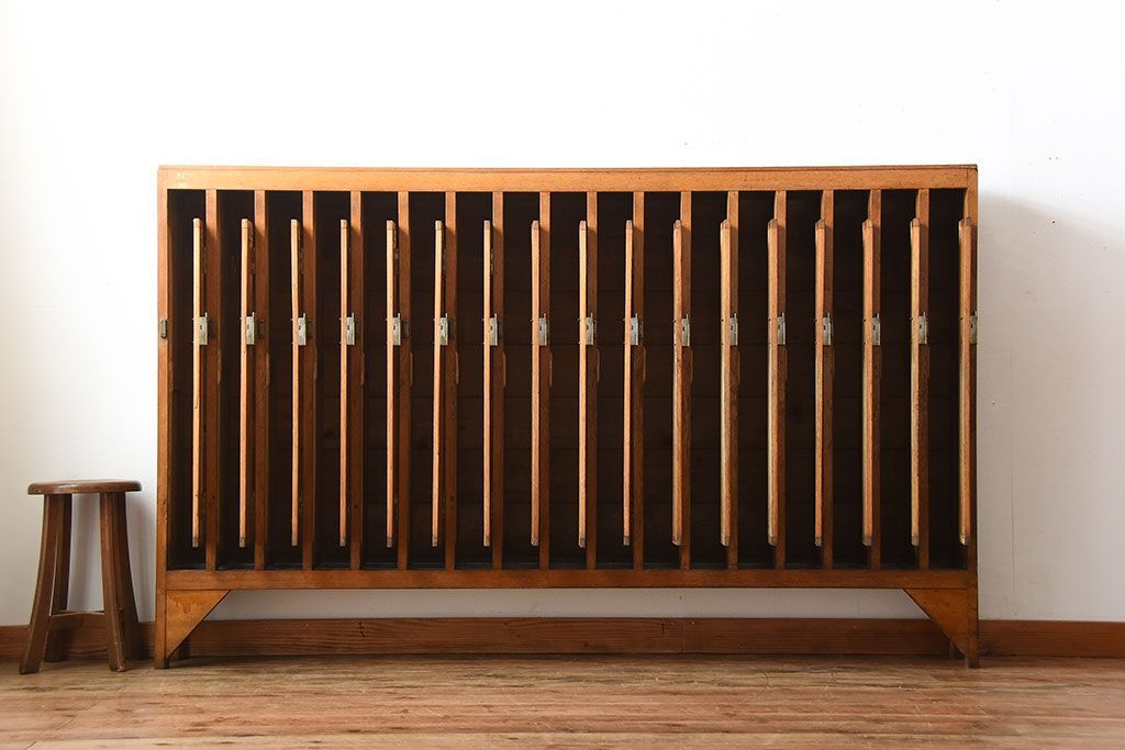 レトロ家具　和製アンティーク　番号付きがレトロかわいい　鍵付き傘立て