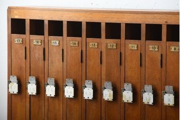 レトロ家具　和製アンティーク　番号付きがレトロかわいい　鍵付き傘立て