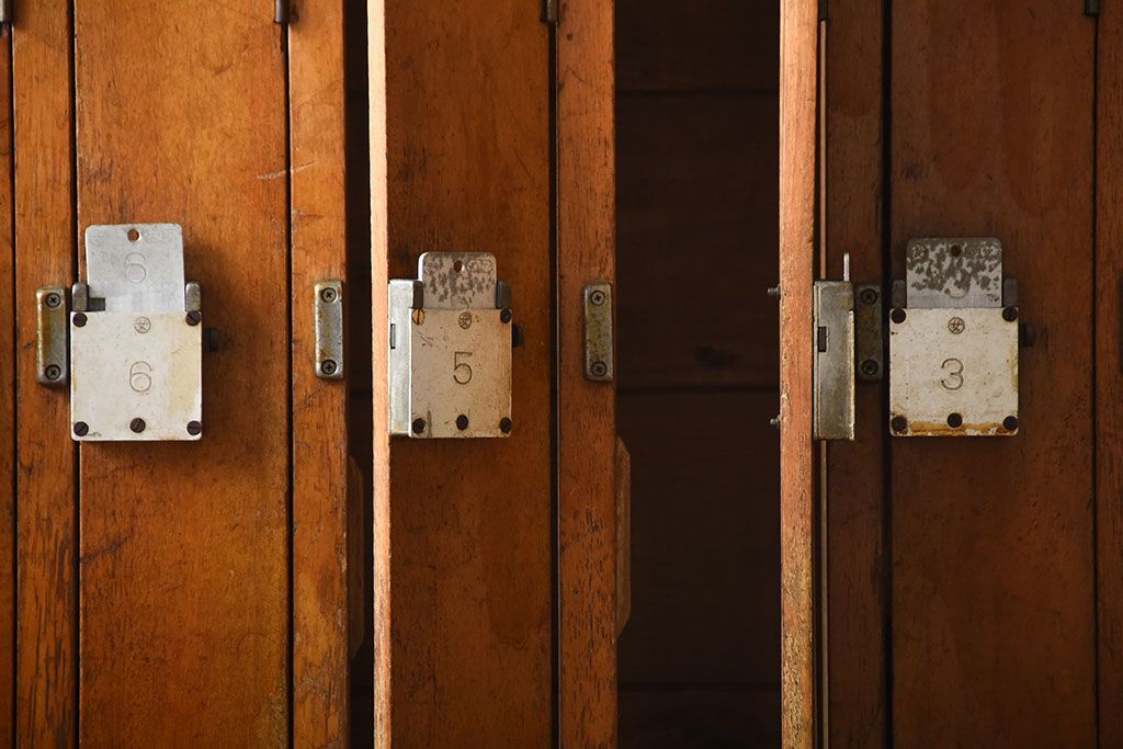 レトロ家具　和製アンティーク　番号付きがレトロかわいい　鍵付き傘立て