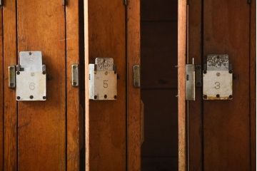 レトロ家具　和製アンティーク　番号付きがレトロかわいい　鍵付き傘立て