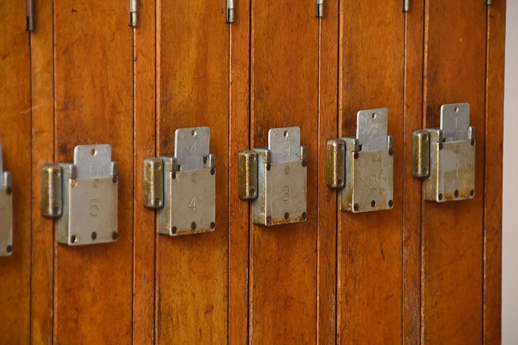 レトロ家具　和製アンティーク　番号付きがレトロかわいい　鍵付き傘立て