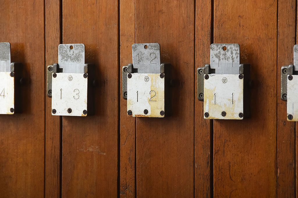 レトロ家具　和製アンティーク　番号付きがレトロかわいい　鍵付き傘立て