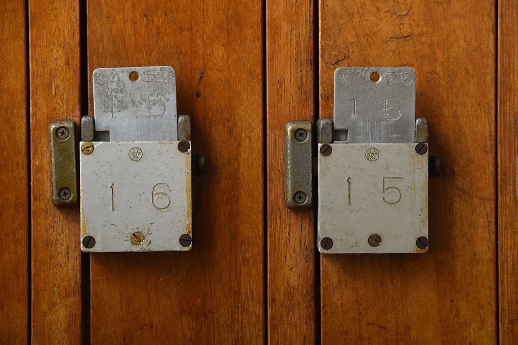 レトロ家具　和製アンティーク　番号付きがレトロかわいい　鍵付き傘立て