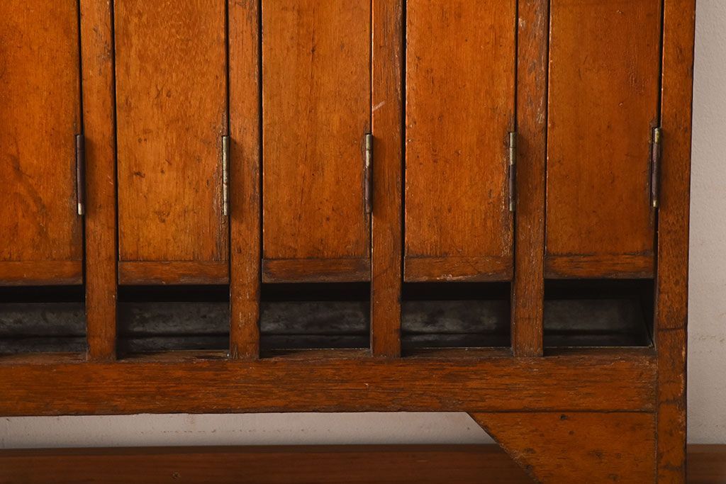 レトロ家具　和製アンティーク　番号付きがレトロかわいい　鍵付き傘立て