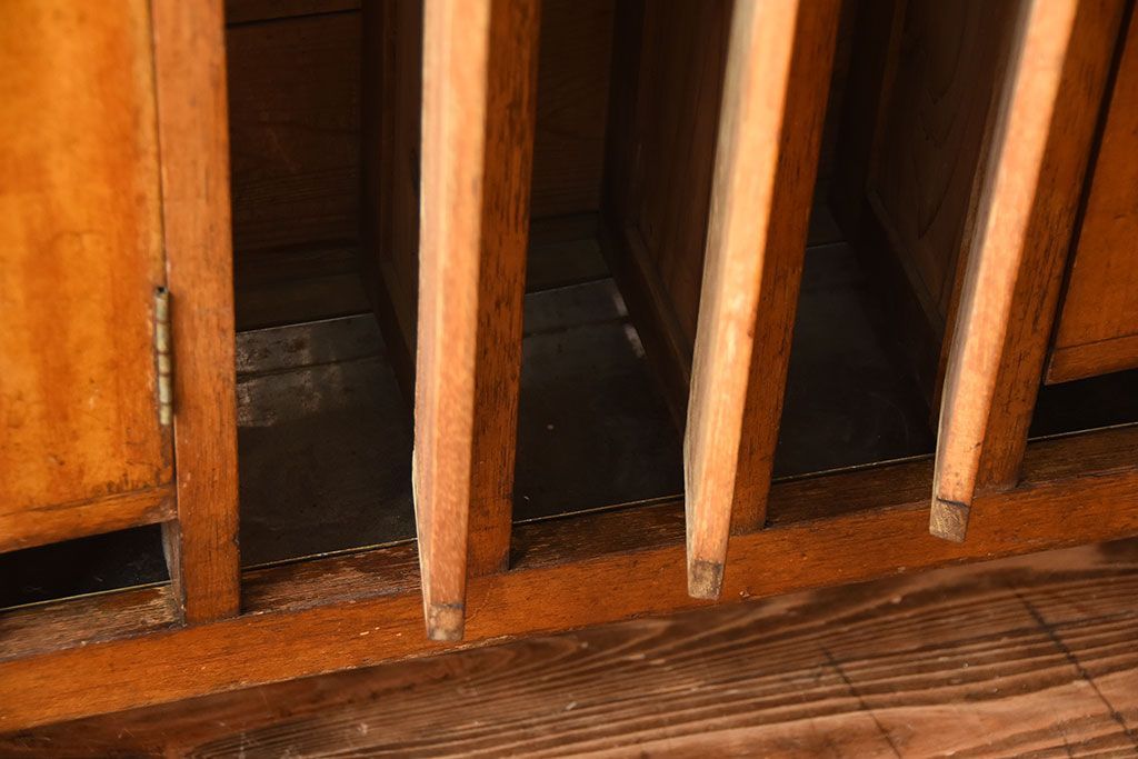 レトロ家具　和製アンティーク　番号付きがレトロかわいい　鍵付き傘立て