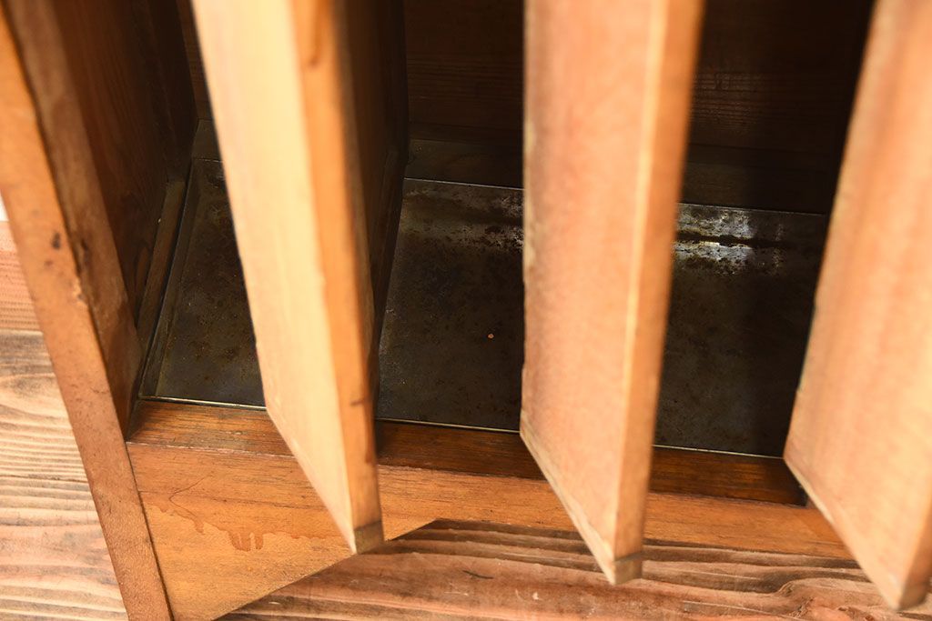 レトロ家具　和製アンティーク　番号付きがレトロかわいい　鍵付き傘立て