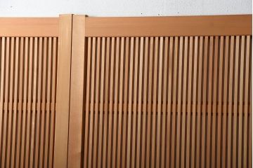 中古美品　木味を楽しめる美しさ　檜・杉材の高級格子戸