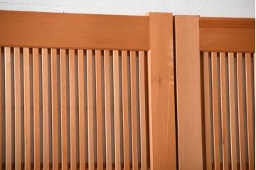 中古美品　木味を楽しめる美しさ　檜・杉材の高級格子戸
