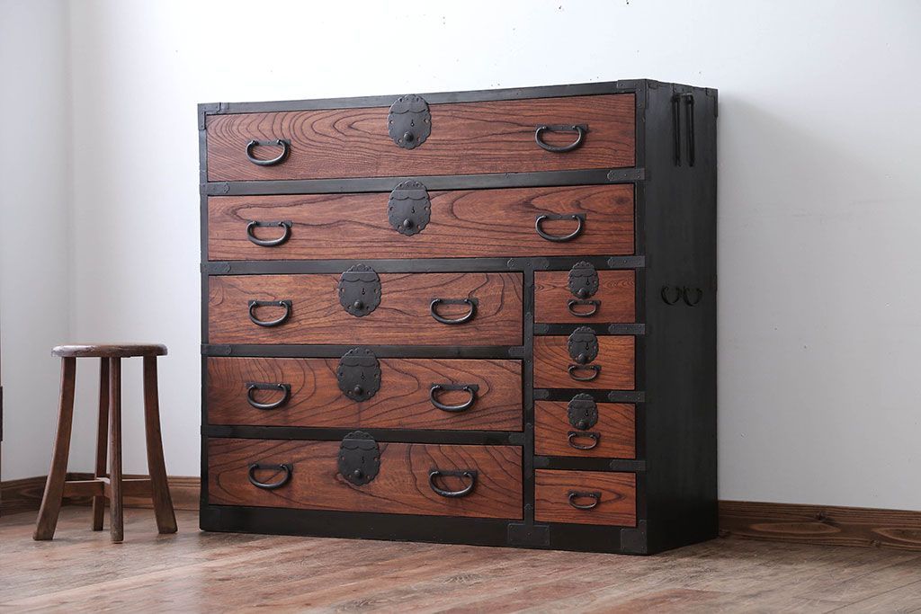 アンティーク家具　古民具・骨董　前面欅材のアンティーク衣装箪笥