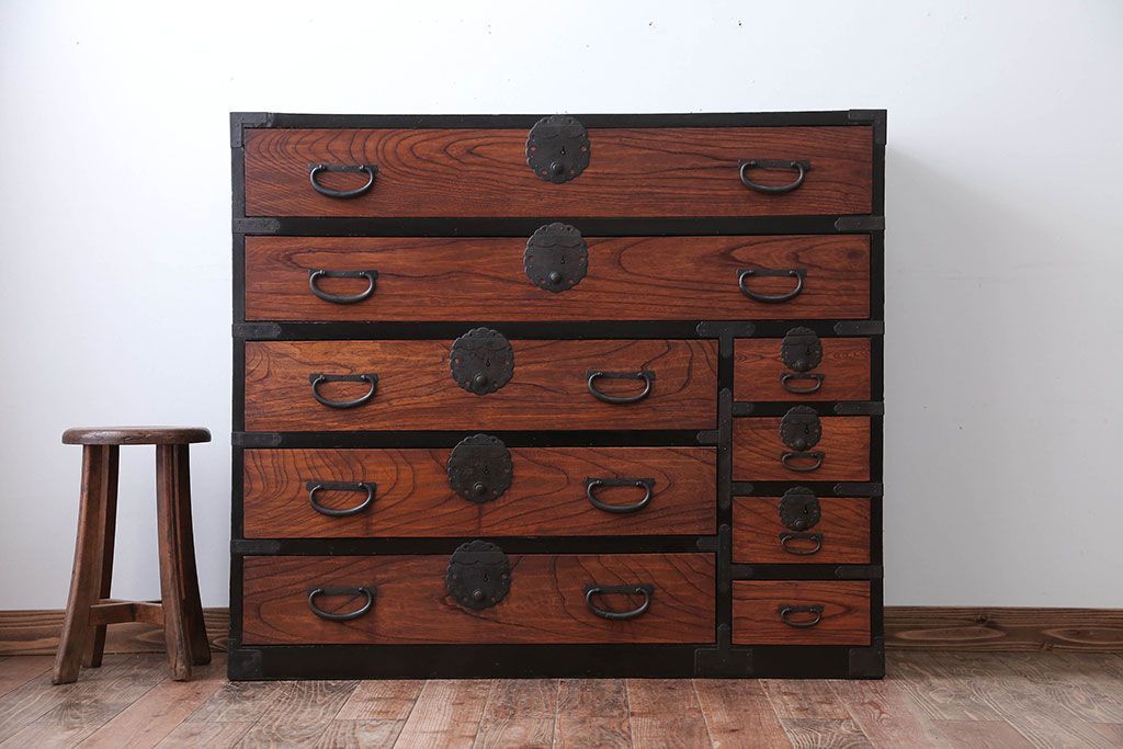 アンティーク家具　古民具・骨董　前面欅材のアンティーク衣装箪笥