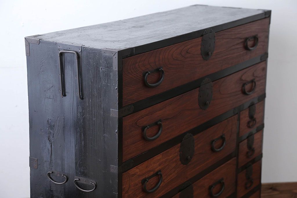 アンティーク家具　古民具・骨董　前面欅材のアンティーク衣装箪笥