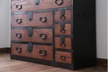 アンティーク家具　古民具・骨董　前面欅材のアンティーク衣装箪笥