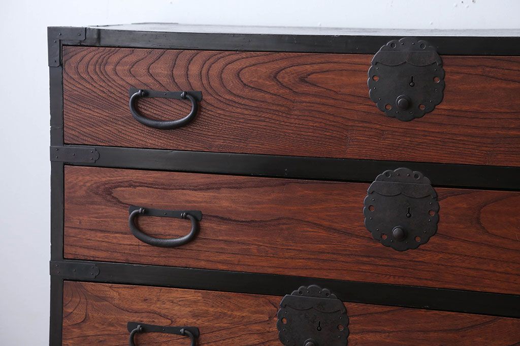 アンティーク家具　古民具・骨董　前面欅材のアンティーク衣装箪笥